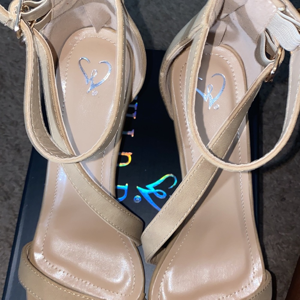 NWT tan heels - Picture 5 of 7